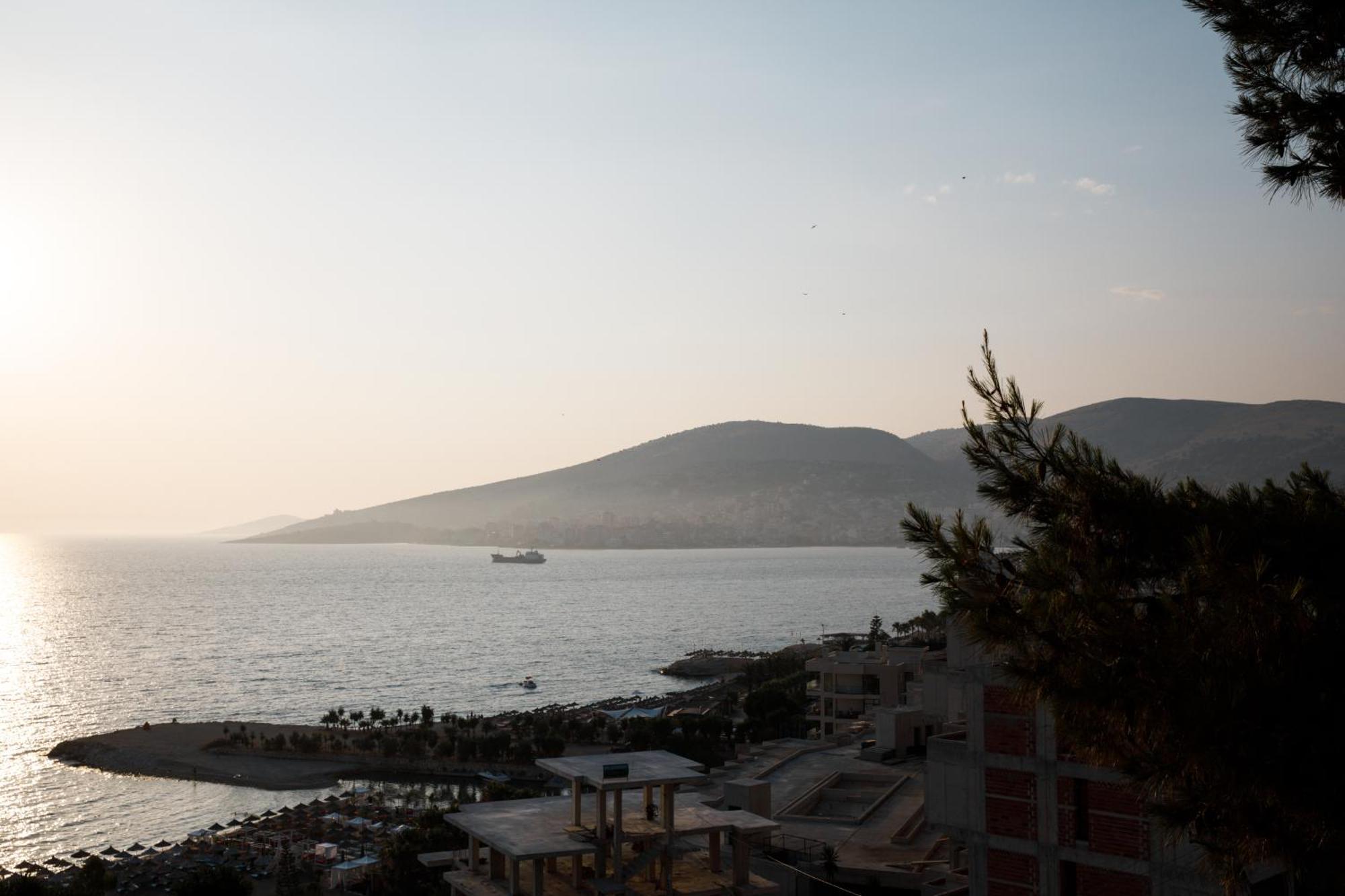 Grand Blue Aparthotel Sarandë Exterior foto